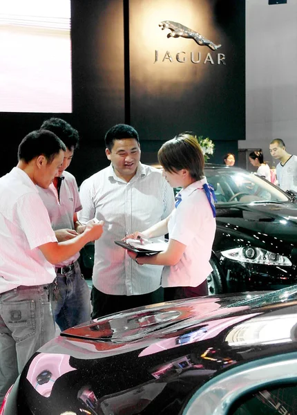 Visitors Seen Stand Jaguar Auto Show Ningbo East Chinas Zhejiang — Stock Photo, Image