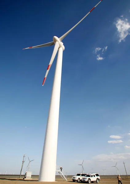 Trabalhadores Chineses Verificam Turbinas Eólicas Parque Eólico Condado Autônomo Barkol — Fotografia de Stock