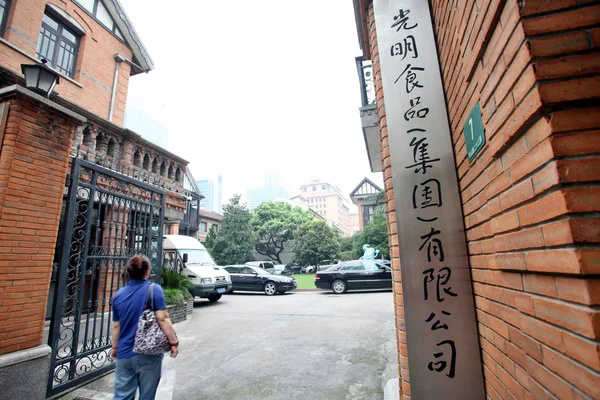 Eine Frau Betritt Das Hauptquartier Der Hellen Nahrungsmittelgruppe Shanghai China — Stockfoto