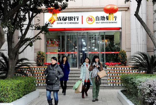 Clienti Cinesi Escono Una Filiale Della Banca Chengdu Nella Città — Foto Stock