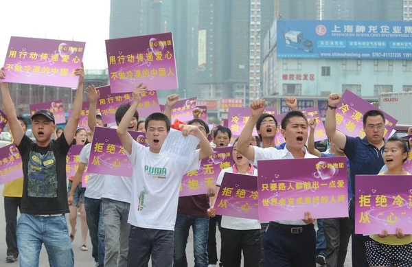 Människor Lyfter Styrelser Med Kinesiska Att Förklara Krig Mot Apati — Stockfoto