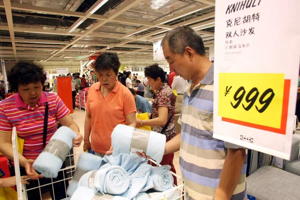 中国の顧客は Beicai Ikea ストアで買い物をしています 月2011 — ストック写真