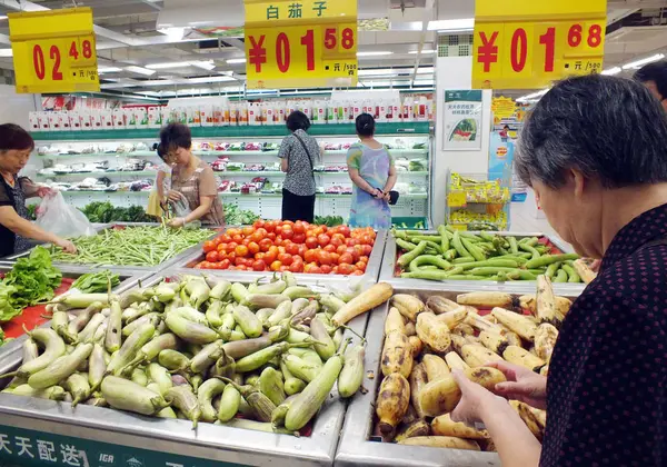 Китайський Магазин Клієнтів Овочів Супермаркеті Місті Ічан Центральний Chinas Hubei — стокове фото