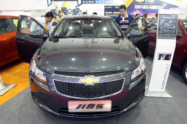 Ügyfelek Kipróbálni Egy Chevy Cruze Autó Által Gyártott Shanghai Sanghajban — Stock Fotó