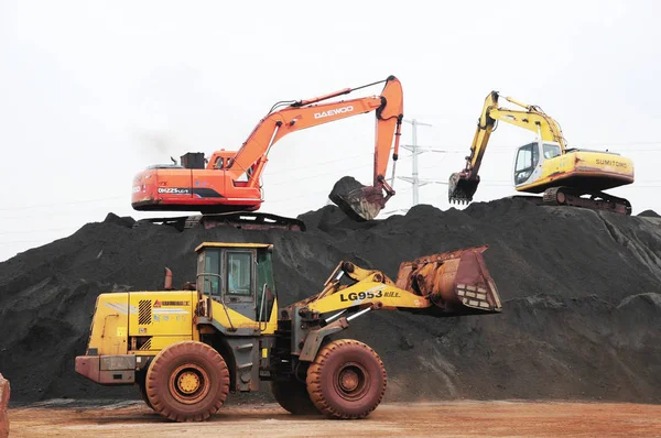 Las Excavadoras Cargadoras Ruedas Transportan Mineral Hierro Puerto Qingdao Ciudad — Foto de Stock