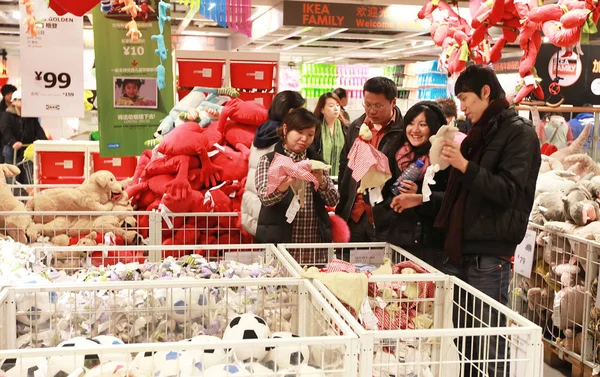 買い物客は 中国のベイジンにあるイケアの家庭用家具店でおもちゃを選ぶ 2011年1月16日 — ストック写真