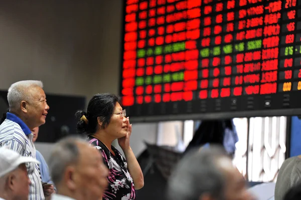 2011年6月14日 中国上海一家股票经纪公司的股价 价格上涨为红色 价格下跌为绿色 — 图库照片