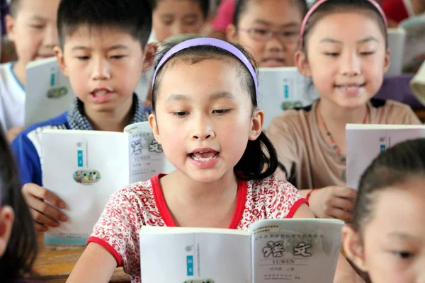 Chinese Pupils Read Textbooks Class First Day New School Year — Stock Photo, Image