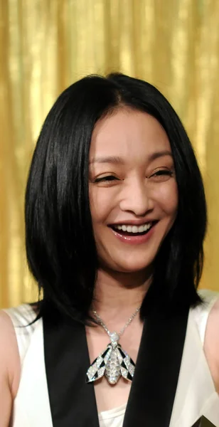 2011 上海でゲランの香水を促進するために記者会見に臨んだ中国の女優周迅 — ストック写真