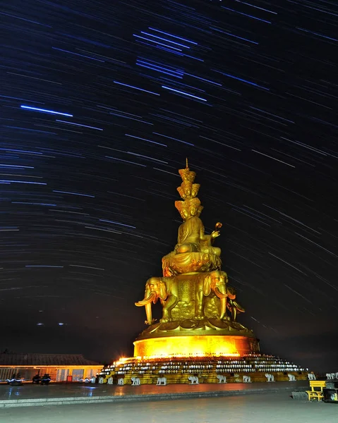 2010年11月8日 中国四川省南西部の江明山市で 金山の景勝地としても知られる金明の景勝地 ボディサトヴァ プシアンの像が描かれています — ストック写真