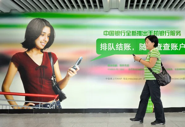 File Uma Mulher Chinesa Usando Seu Telefone Celular Passa Por — Fotografia de Stock