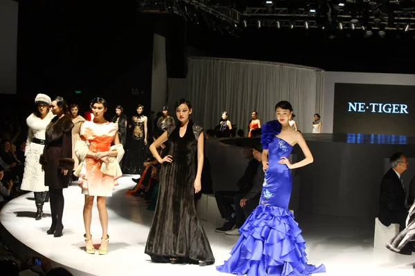 Tiger Sfilata Moda Durante Shanghai Fashion Week 2012 Collezioni Primavera — Foto Stock