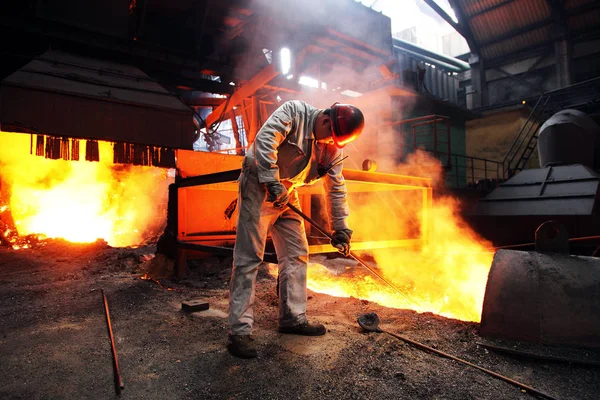 Trabajador Una Fábrica China Trabaja Horno Una Planta Acero Provincia —  Fotos de Stock