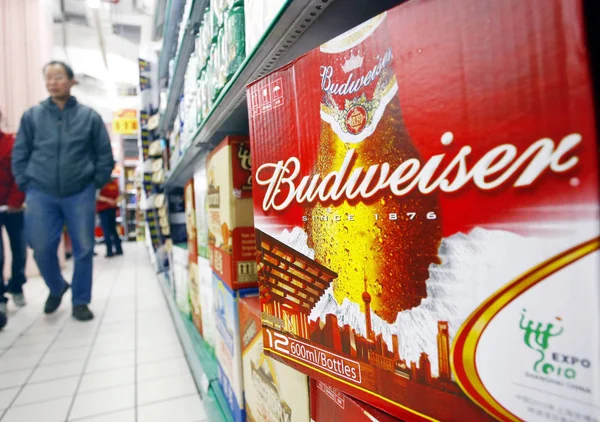 Flessen Budweiser Bier Zijn Koop Plank Bij Een Supermarkt Shanghai — Stockfoto