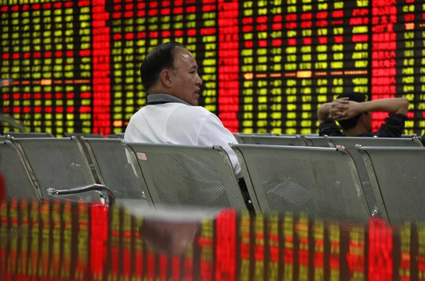 2011 日東中国安徽省淮北の株式仲買の家で株価 価格の落下のため緑 で見る中国人投資家 — ストック写真