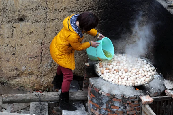 Chinese Woman Adds Barrel Boys Urine Some Eggs Cook Virgin — Stock Photo, Image