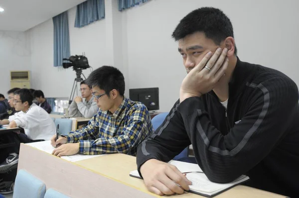 退休的中国 Nba 明星姚明在中国上海交通大学的教室里被拍到 2011年11月7日 — 图库照片