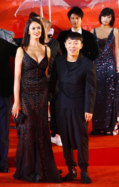 2011年6月11日 在中国上海举行的第十四届上海国际电影节 Siff 开幕式上 意大利女星玛丽亚 格拉齐亚 库西诺塔和中国演员黄波在红毯上合影 — 图库照片
