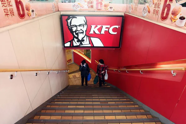 Residentes Chineses Locais Deixam Restaurante Fast Food Kfc Xangai China — Fotografia de Stock