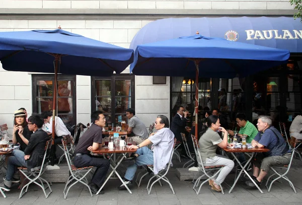 Люди Спілкуються Ресторані Кафе Сіньанес Туристичні Тяжіння Комплексу Шанхаї Китай — стокове фото