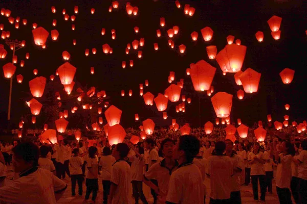 Kinesiska Studenter Flyga Kongming Lyktor Eller Himlen Lyktor För Att — Stockfoto