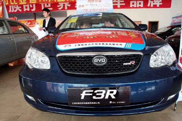 Chinese Buyers Try Out Byd F3R Byd Dealership Shanghai China — Stock Photo, Image