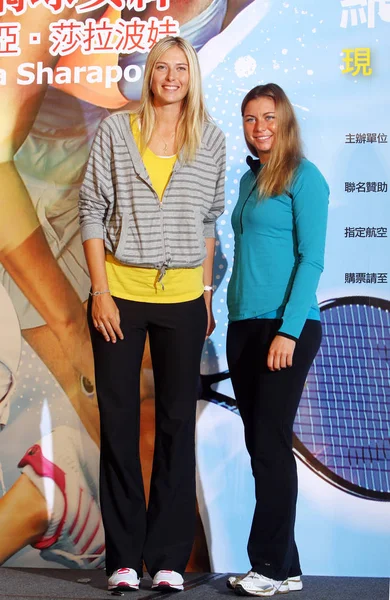 Die Russischen Tennisspielerinnen Maria Scharapowa Und Vera Zvonareva Nehmen Einer — Stockfoto