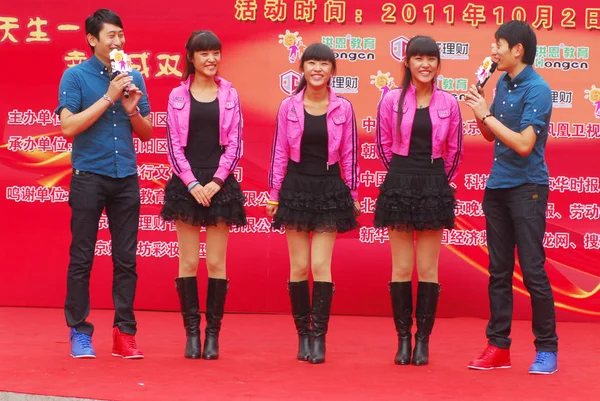 2011年9月12日 北京で開催された第8回北京ツインズ文化祭の記者会見で 双子のホストが3人のトリプレット ガールに語りかけました — ストック写真