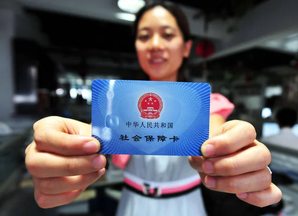 Local Resident Shows Her Multi Purpose Social Security Card Fuzhou — Stock Photo, Image