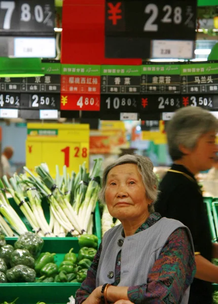 Літній Китайський Клієнт Дивиться Ціни Мітки Овочів Супермаркеті Наньтун Східна — стокове фото