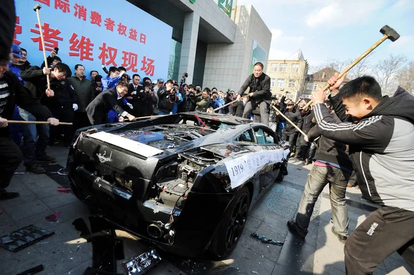 Grupo Trabajadores Chinos Golpean Lamborghini Gallardo Para Protestar Por Insatisfacción — Foto de Stock