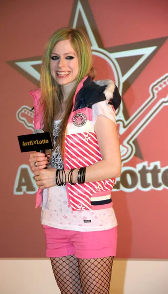 Kanadensiska Rockstjärnan Avril Lavigne Sköter Hennes Avril Lotto Gemensamma Serie — Stockfoto