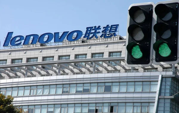 Grüne Ampeln Vor Dem Lenovo Bürogebäude Shanghai China März 2011 — Stockfoto