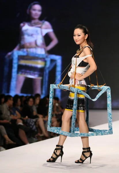 Model Przedstawia Nowe Kreacje Finale Dla Projektantów Mody Prowincji Chinach — Zdjęcie stockowe