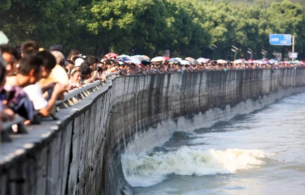 Visitatori Guardano Marea Del Fiume Qiantang Nella Città Haining Nella — Foto Stock