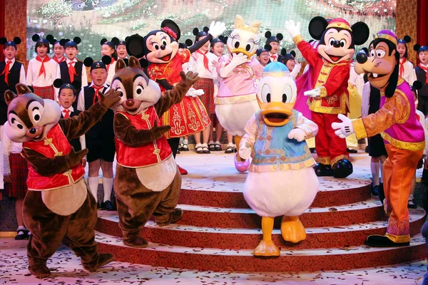 디즈니 캐릭터들이 2011년 상하이의 상하이 디즈니 리조트 기공식에서 공연하고 있습니다 — 스톡 사진