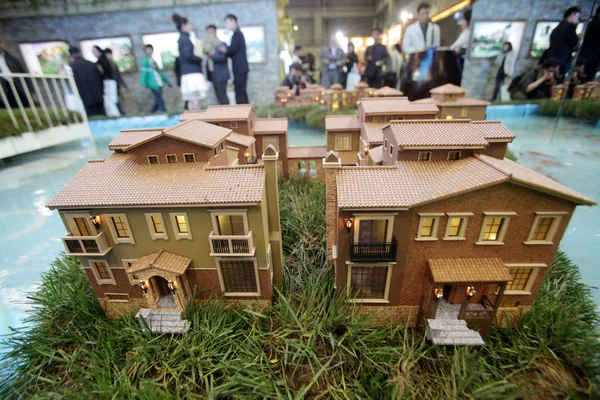 2011年4月7日 中国北京房地产交易会期间 参观者参观别墅项目的模型 — 图库照片