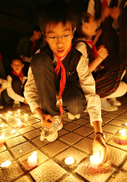 Ένας Μαθητής Φωτίζει Κεριά Για Γιορτάσει Την 30Th Διεθνή Ημέρα — Φωτογραφία Αρχείου