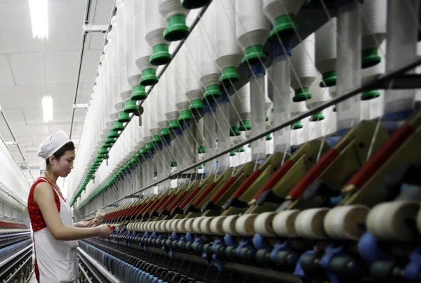 Čínská Dělnice Řídí Výrobu Příze Která Být Vyvážena Spojených Států — Stock fotografie