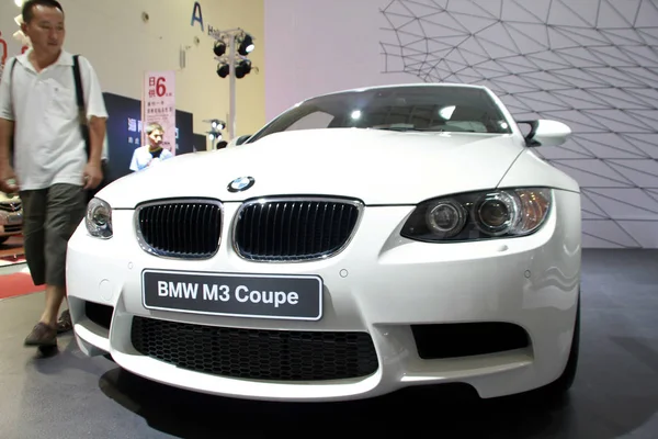 Visitors Look Bmw Coupe Auto Show Haikou City South Chinas — Stock Photo, Image