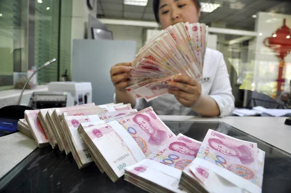 Impiegato Conta Fatture Rmb Renminbi Yuan Presso Una Banca Nella — Foto Stock