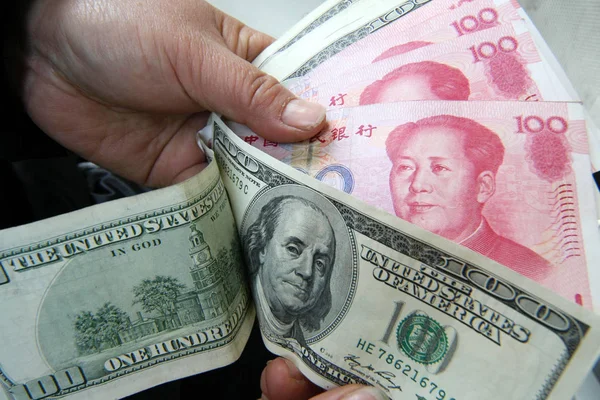 Impiegato Cinese Conta Banconote Rmb Renminbi Yuan Presso Una Banca — Foto Stock