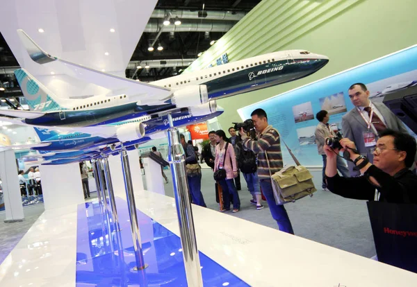 Посетители Фотографируют Модели Реактивных Самолетов Boeing Время Xiv Авиационной Выставки — стоковое фото