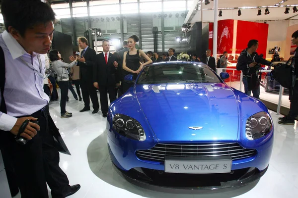 Visitatori Osservano Aston Martin Vantage Alla 14Esima Mostra Internazionale Dell — Foto Stock