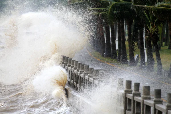 Большие Волны Вызванные Тайфуном Несат Ударили Морской Стене Городе Чжухай — стоковое фото