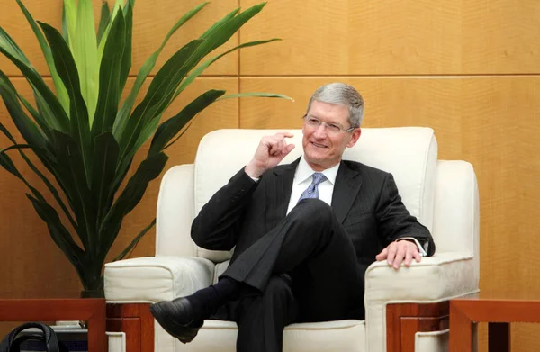 2011 日北京 中国の商取引陳デミングの中国大臣との会談中に新 Ceo ティム クックが描かれてりんご — ストック写真