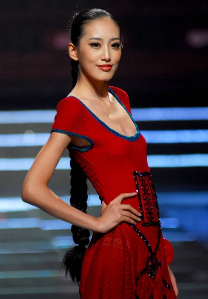 Model Sobě Oděv Čínskými Prvky Pozice Scéně Během Asijské Super — Stock fotografie