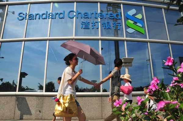 2011年8月18日 行人走过渣打银行位于中国东南部福建省厦门市的分行 — 图库照片