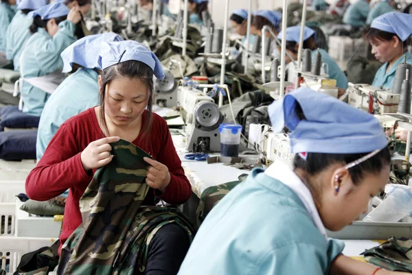 Female Chinese Workers Sew Clothes Exported United States Garment Factory — Stock Photo, Image