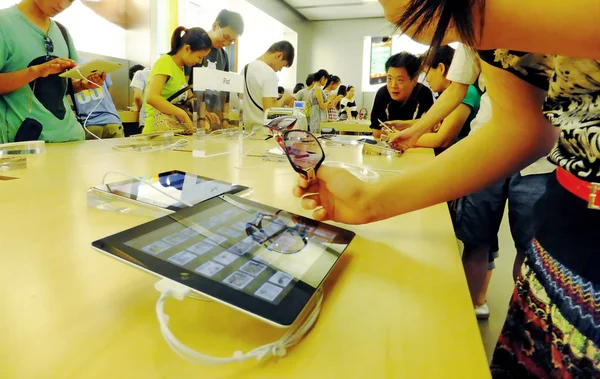 Клієнти Намагаються Ipad Планшетні Комп Ютери Магазині Apple Шанхаї Китай — стокове фото